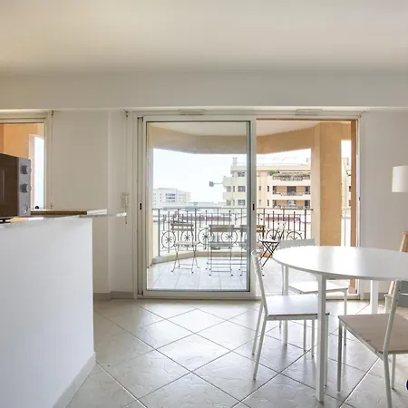 In The Center Of With Terrace Ferienhaus Beausoleil